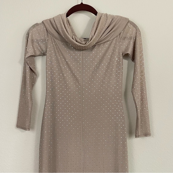 NWT Abercrombie & Fitch Taupe Off-The-Shoulder Rhinestone Mesh Maxi Dress XSP - Picture 8 of 16